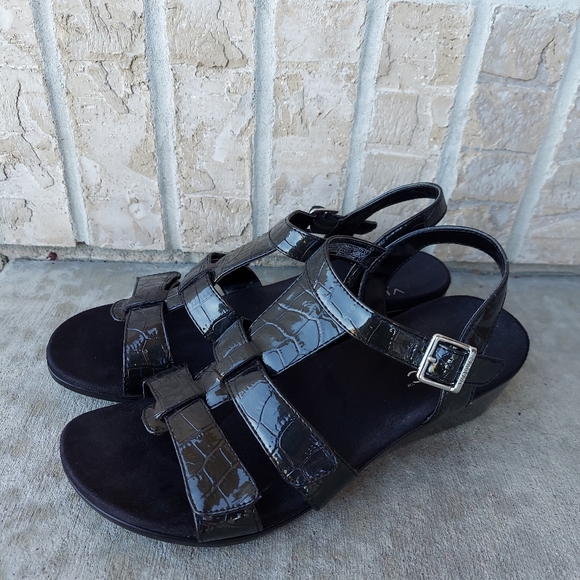 Vionic sandals women's😃😃😃 Size 9 wide - Picture 1 of 8